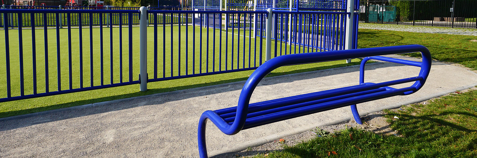 Meeting point seating for sport arenas and courts.